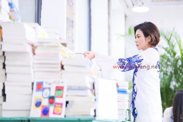 白色刺繡襯衫配短褲簡約優(yōu)雅，清爽舒適