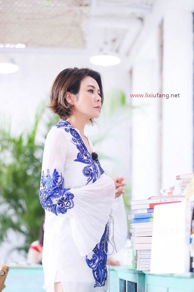 白色刺繡襯衫配短褲簡約優(yōu)雅，清爽舒適